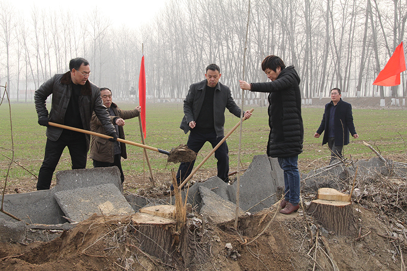 博農(nóng)集團領(lǐng)導(dǎo)、基層黨政負(fù)責(zé)人等同志積極參加植樹活動